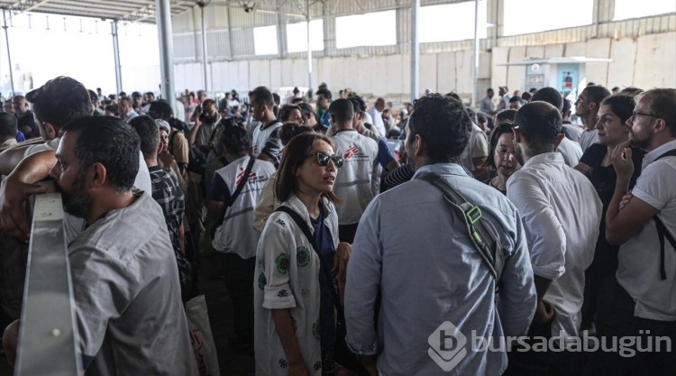 Yabancı pasaport sahibi Filistinlilerin geçiş için Refah Sınır Kapısı'ndaki bekleyişi sürdürüyor