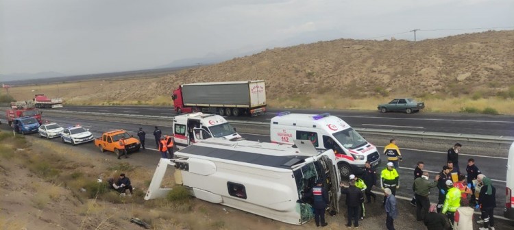 Kayseri'de yolcu midibüsü devrildi: 14 yaralı
