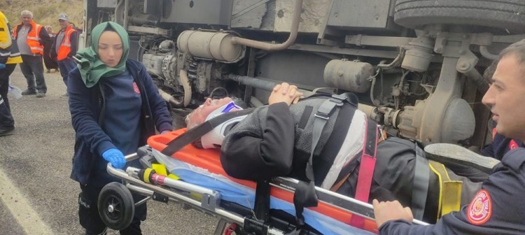Kayseri'de yolcu midibüsü devrildi: 14 yaralı
