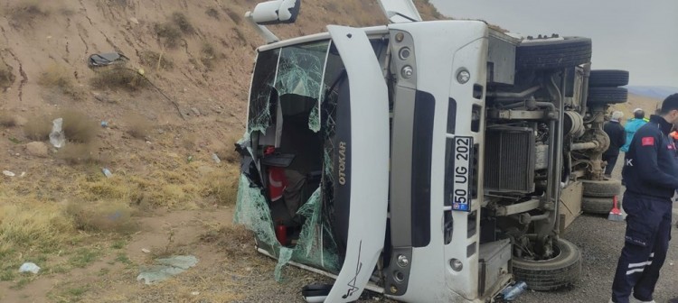 Kayseri'de yolcu midibüsü devrildi: 14 yaralı
