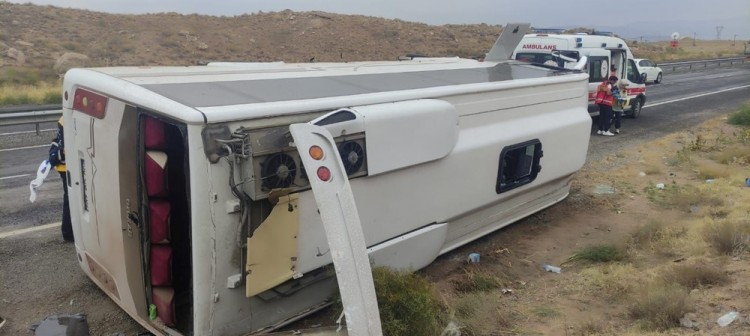 Kayseri'de yolcu midibüsü devrildi: 14 yaralı
