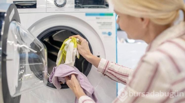 Makineye 1 kaşık şeker atınca rengi solan çamaşırları kurtarıyor!