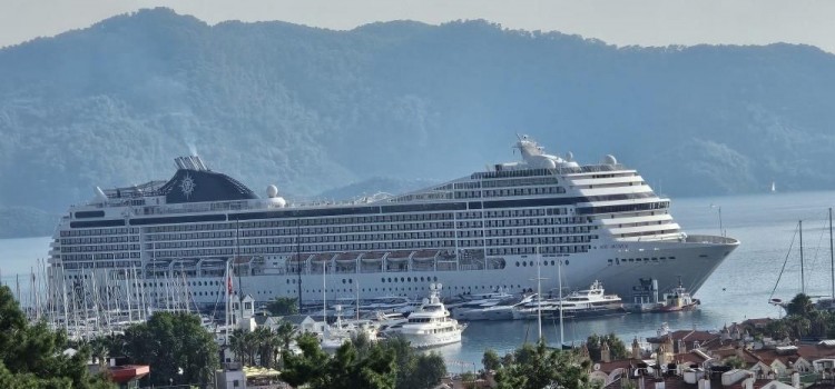 Dev yolcu gemisi savaştan dolayı rotasını Marmaris'e çevirdi
