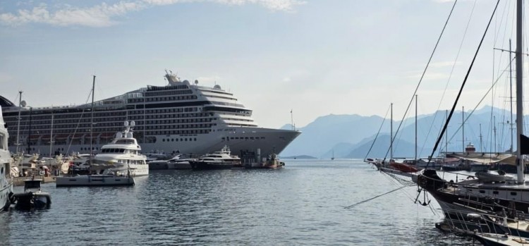 Dev yolcu gemisi savaştan dolayı rotasını Marmaris'e çevirdi
