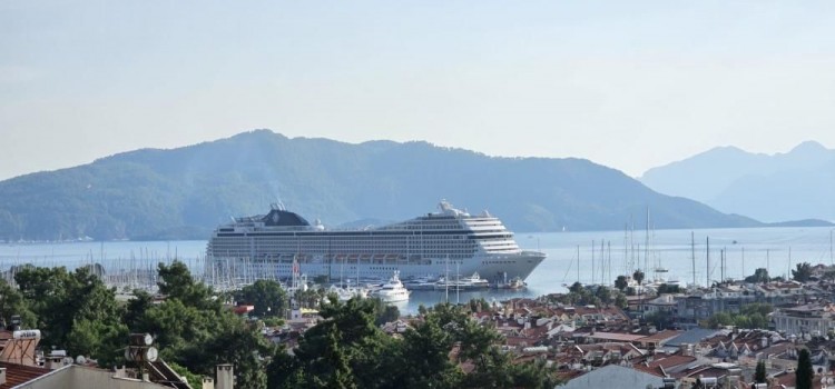 Dev yolcu gemisi savaştan dolayı rotasını Marmaris'e çevirdi