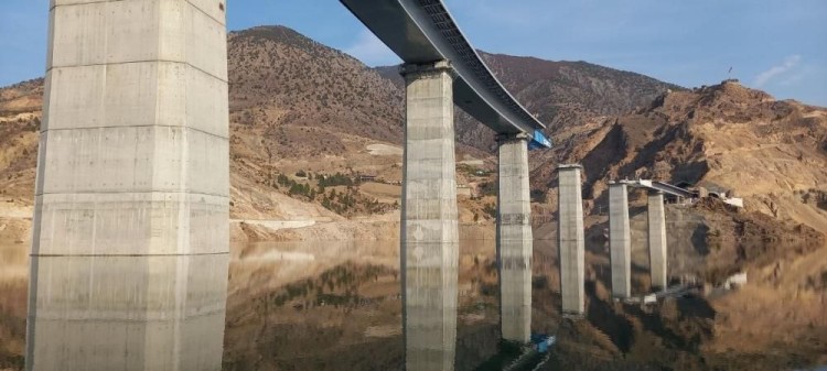 Eskiden gezip dolaştıkları sokaklarda bu kez olta attılar
