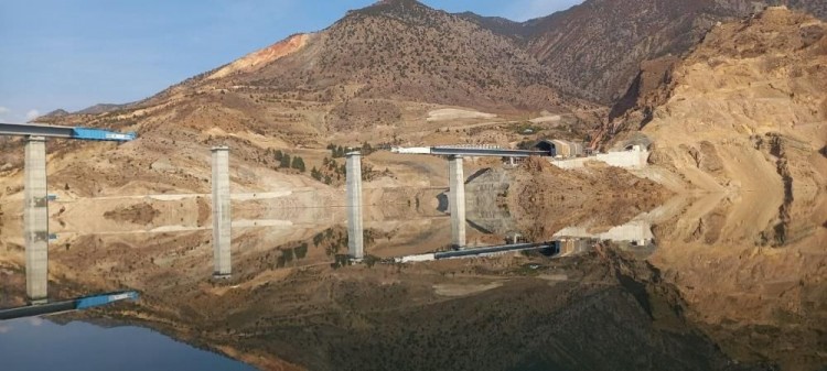 Eskiden gezip dolaştıkları sokaklarda bu kez olta attılar
