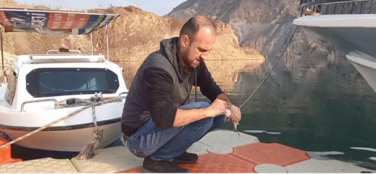 Eskiden gezip dolaştıkları sokaklarda bu kez olta attılar
