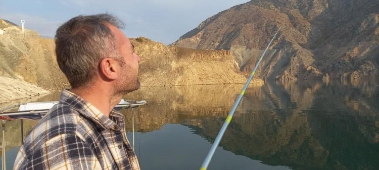 Eskiden gezip dolaştıkları sokaklarda bu kez olta attılar
