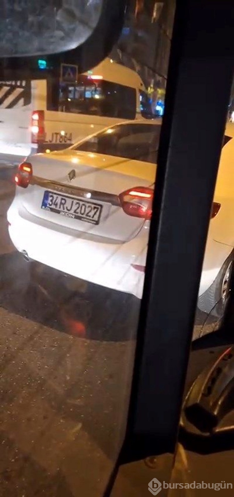 İETT otobüsünün önünü kesip tehditler savurdu
