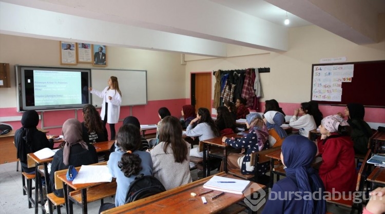 Muş'ta kız çocukları gönüllü öğretmenler sayesinde yeniden okullu oluyor

