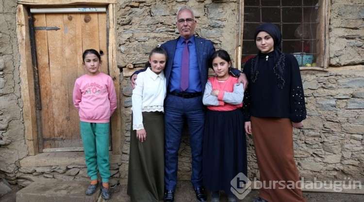 Muş'ta kız çocukları gönüllü öğretmenler sayesinde yeniden okullu oluyor
