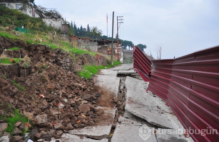Heyelan korkusu: 5 evde çatlaklar oluştu