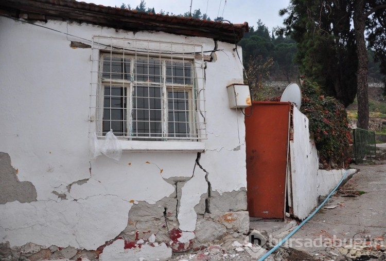 Heyelan korkusu: 5 evde çatlaklar oluştu