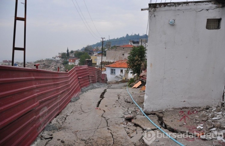 Heyelan korkusu: 5 evde çatlaklar oluştu