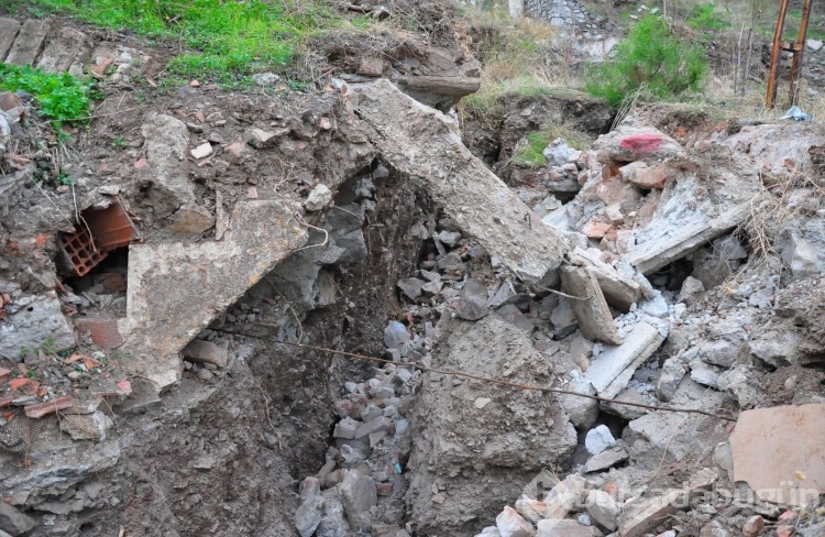Heyelan korkusu: 5 evde çatlaklar oluştu