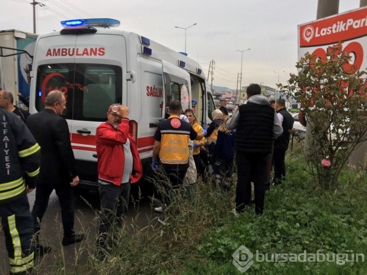 D-100'de TIR, belediye otobüsüne çarptı: 9 yaralı
