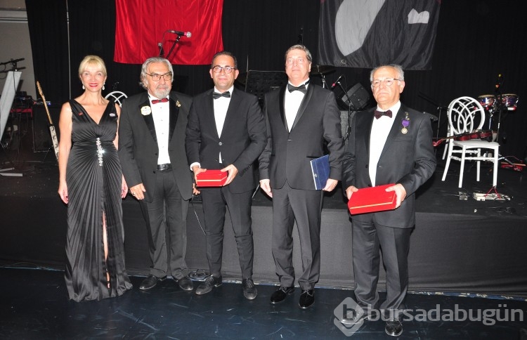 Lions 118-K Yönetim Çevresi Cumhuriyet Sözcüsü Ödülü Nebil Ögentürk'e 