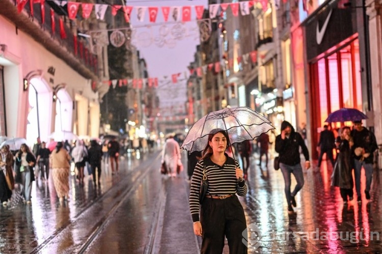 İstanbul'da sağanak hayatı olumsuz etkiledi
