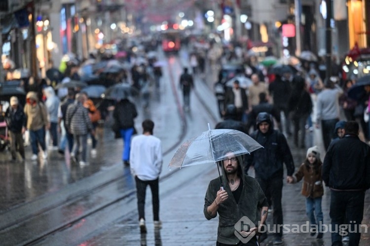 İstanbul'da sağanak hayatı olumsuz etkiledi
