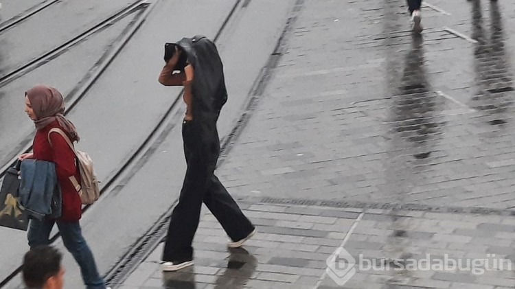 İstanbul'da sağanak hayatı olumsuz etkiledi
