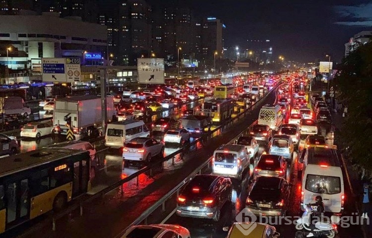 İstanbul'da sağanak hayatı olumsuz etkiledi
