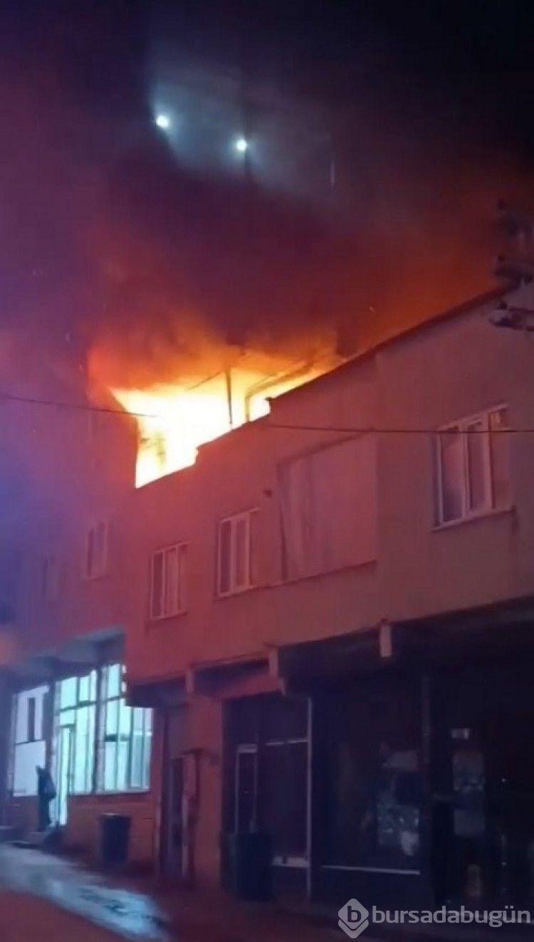 Bursa'da çatıda yangın çıktı! Sıçramadan söndürüldü