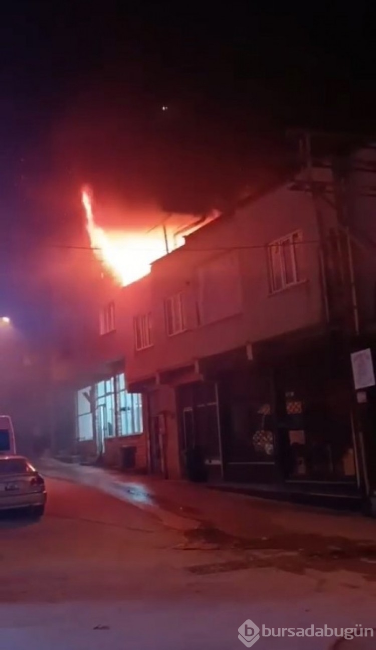 Bursa'da çatıda yangın çıktı! Sıçramadan söndürüldü