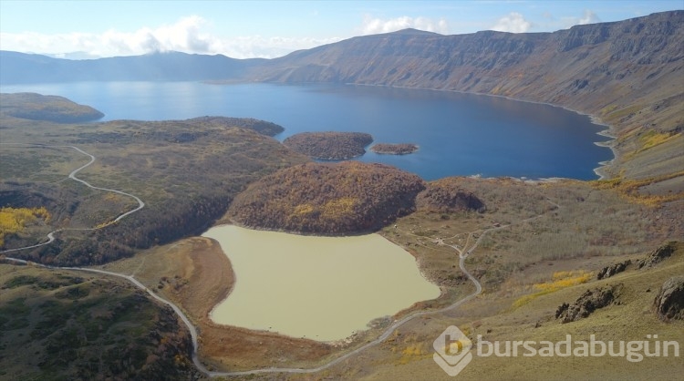 Nemrut Krater Gölü, sonbaharda da ziyaretçilerini ağırlıyor