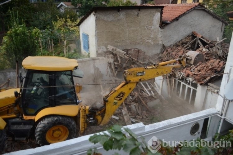 Bursa'da metruk binalar bir bir yıkılıyor
