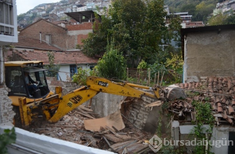 Bursa'da metruk binalar bir bir yıkılıyor