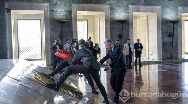 Ebediyete intikalinin 85'inci yılı dolasıyla Anıtkabir'e ziyaret etti