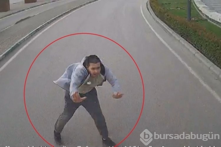 Bursa'da tartıştığı taksicilerden kaçan genç kamerada