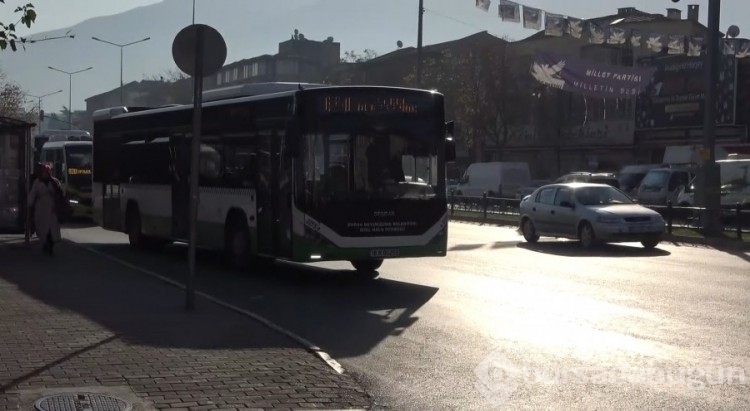 Bursa'da tartıştığı taksicilerden kaçan genç kamerada