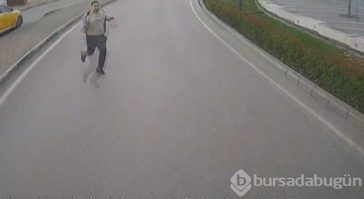Bursa'da tartıştığı taksicilerden kaçan genç kamerada