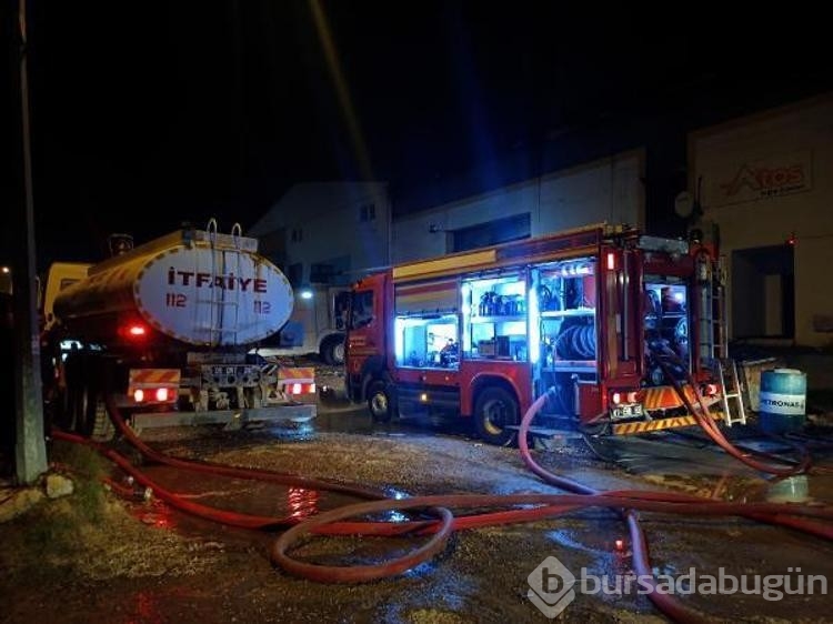 Adana'da, sağlık ürünlerinin üretildiği fabrikada çıkan yangın söndürüldü
