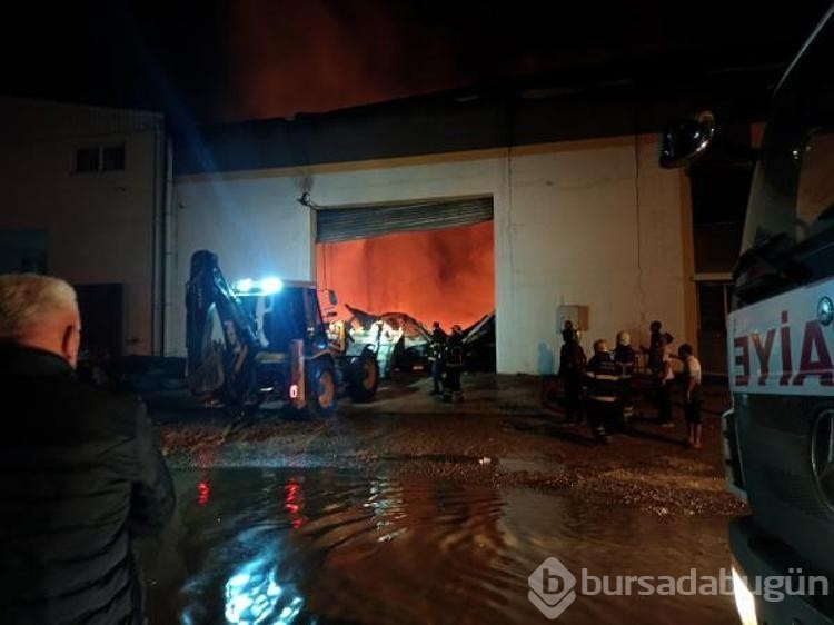 Adana'da, sağlık ürünlerinin üretildiği fabrikada çıkan yangın söndürüldü
