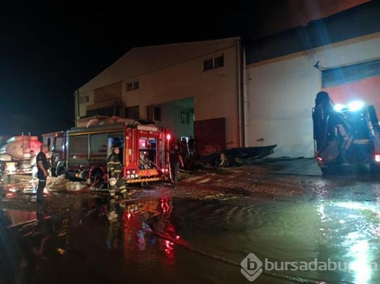 Adana'da, sağlık ürünlerinin üretildiği fabrikada çıkan yangın söndürüldü
