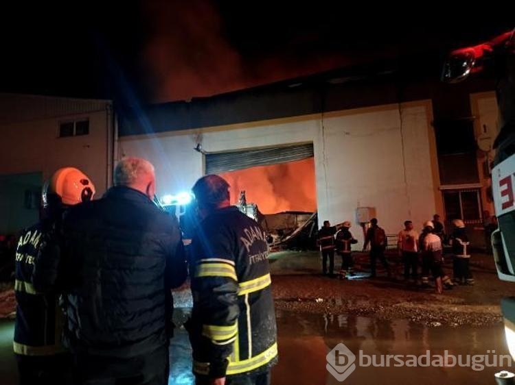 Adana'da, sağlık ürünlerinin üretildiği fabrikada çıkan yangın söndürüldü
