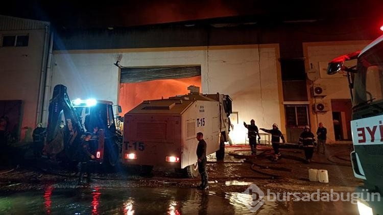 Adana'da, sağlık ürünlerinin üretildiği fabrikada çıkan yangın söndürüldü
