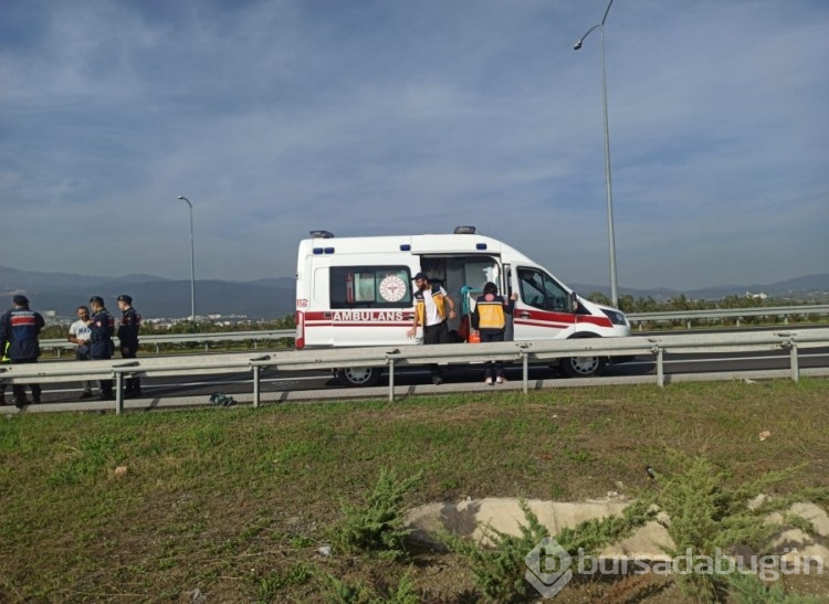 Bursa'da otoban Orhangazi kavşağında kontrolden çıkan kamyon devrildi