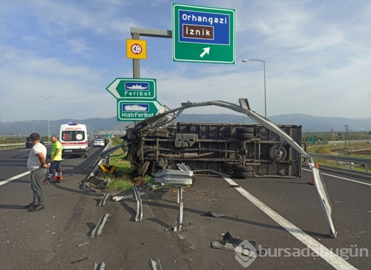 Bursa'da otoban Orhangazi kavşağında kontrolden çıkan kamyon devrildi