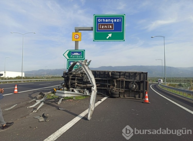 Bursa'da otoban Orhangazi kavşağında kontrolden çıkan kamyon devrildi