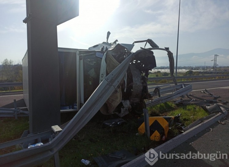 Bursa'da otoban Orhangazi kavşağında kontrolden çıkan kamyon devrildi