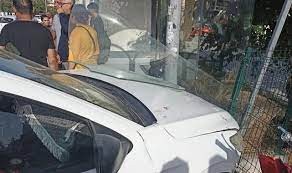 Mersin'de otomobil öğrencilerin bulunduğu otobüs durağına daldı!