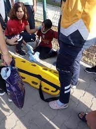 Mersin'de otomobil öğrencilerin bulunduğu otobüs durağına daldı!