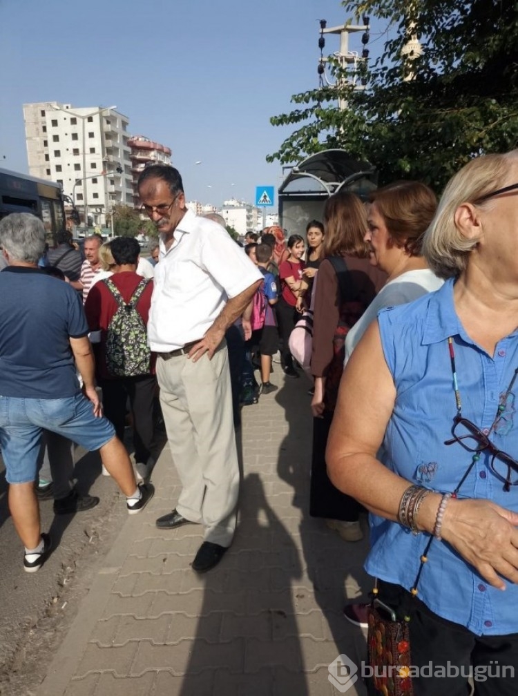 Mersin'de otomobil öğrencilerin bulunduğu otobüs durağına daldı!