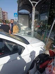 Mersin'de otomobil öğrencilerin bulunduğu otobüs durağına daldı!