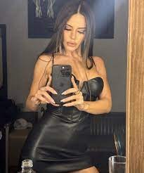 Simge Sağın mini deri elbisesiyle poz verdi, Instagram'ı salladı!