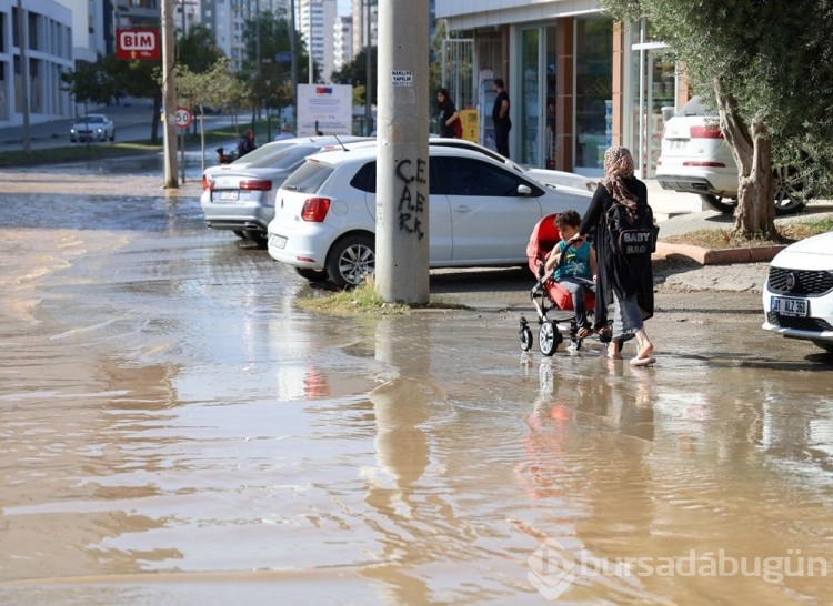 Su borusu patladı, yollar göle döndü
